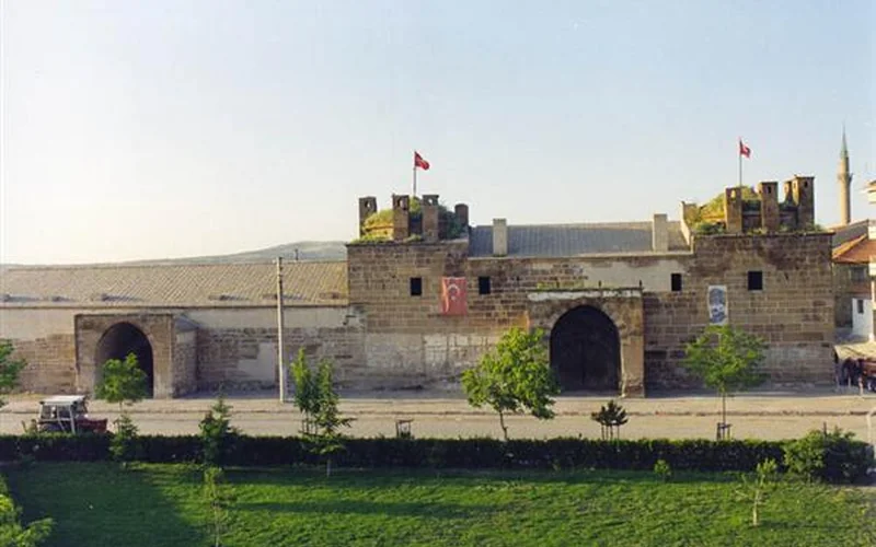 Döğer Kervansarayı ve Aslankaya