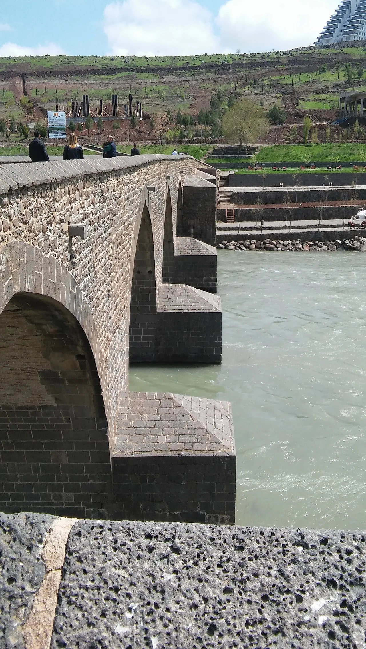 On Gözlü Köprü (Dicle Köprüsü)