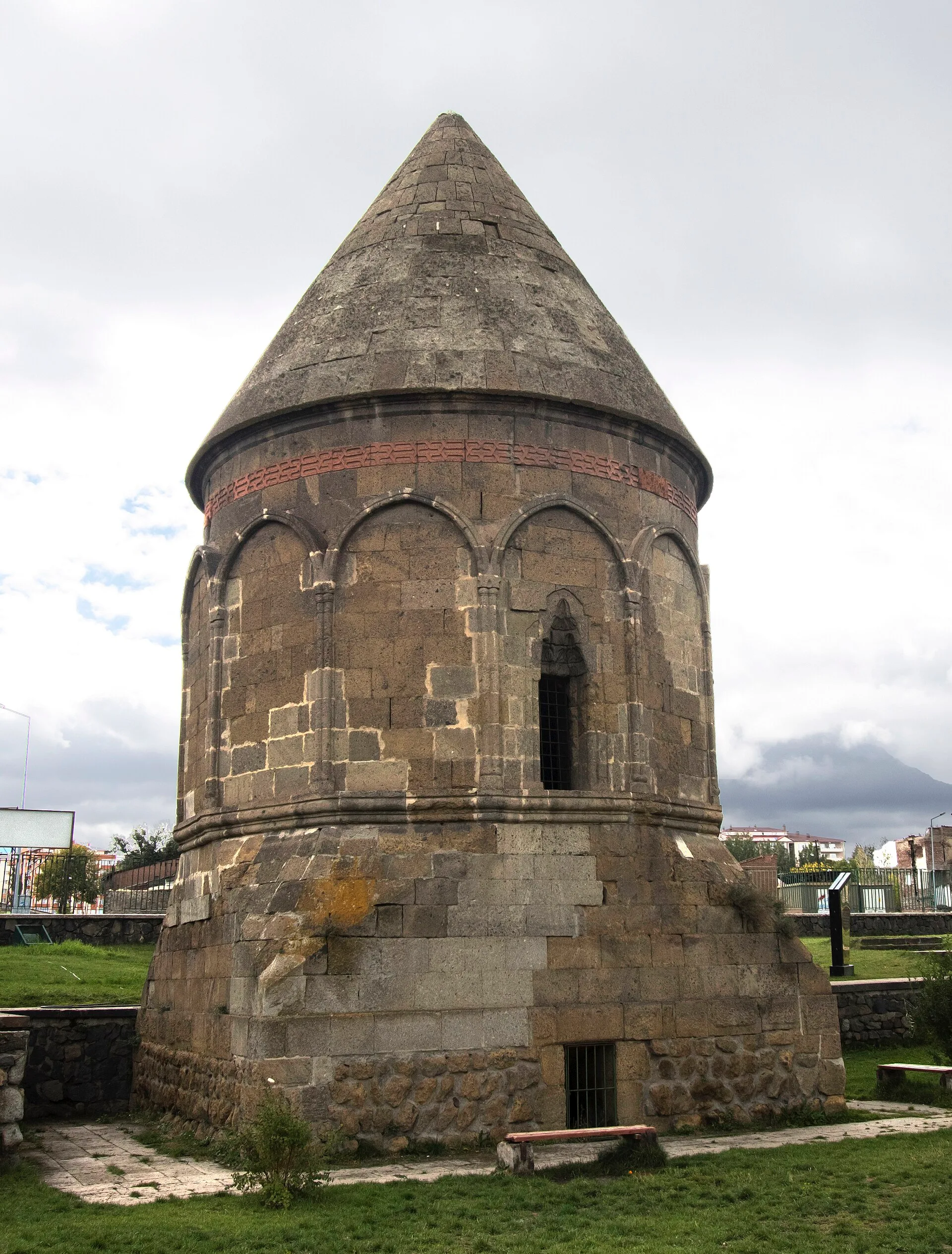Üç Kümbetler
