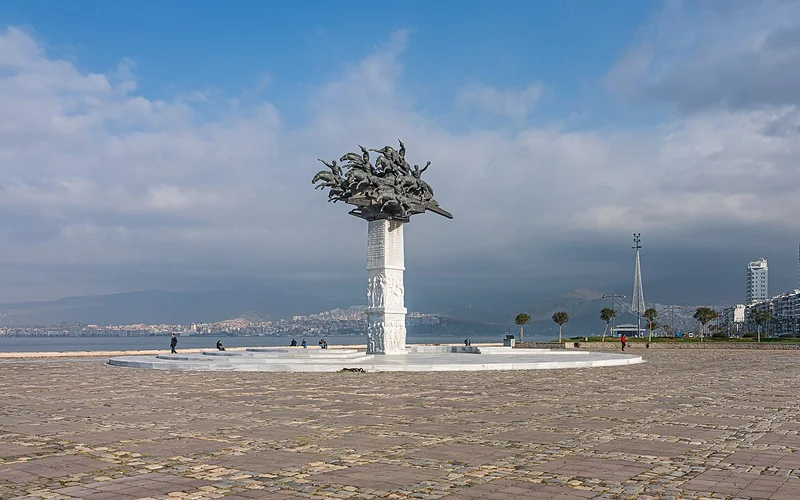 İzmir Kordonboyu (Atatürk Caddesi)