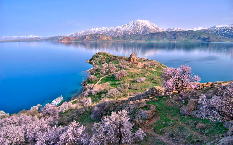 Akdamar Adası ve Kutsal Haç Kilisesi